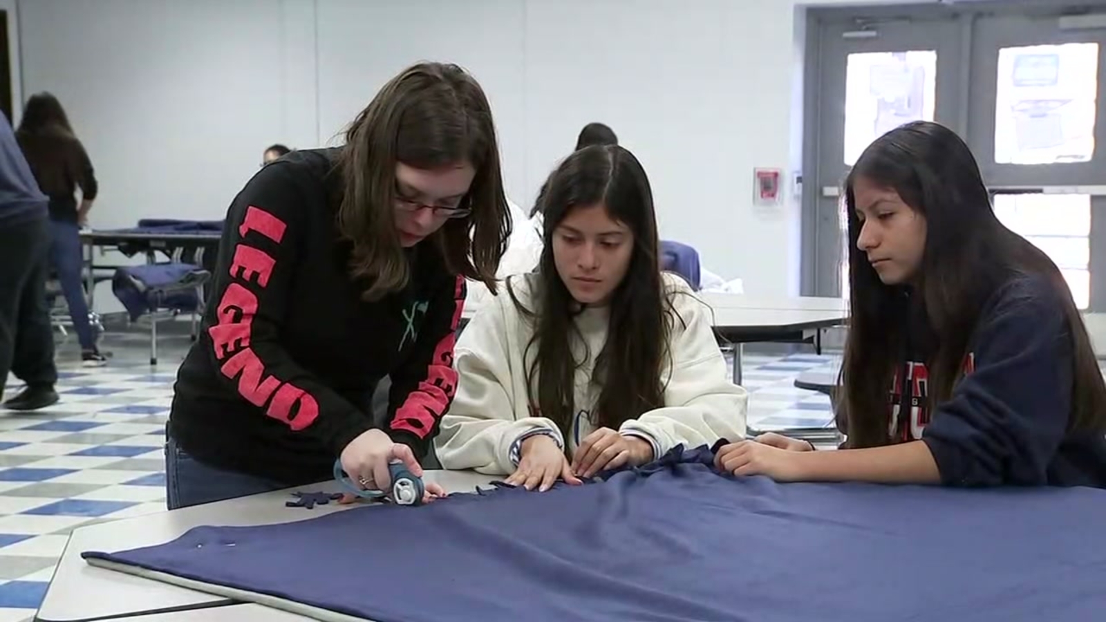 HS students make blankets for the homeless ABC13 Houston