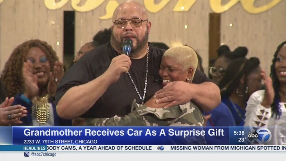 Gospel singer surprises Chicago grandmother with car