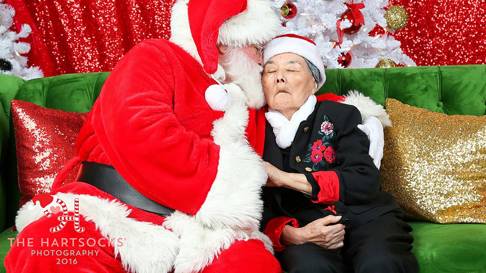 Dementia patient moves Santa to tears during visit