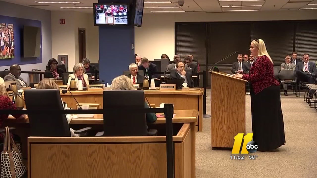 Wake school board keeps new school on traditional plan