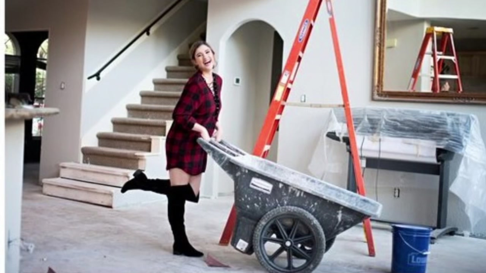 Cinco Ranch HS senior takes graduation photos in home flooded by Harvey