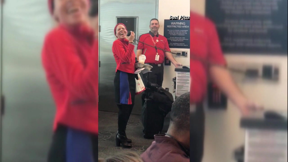 Houston flight attendant serenades travelers at Hobby Airport