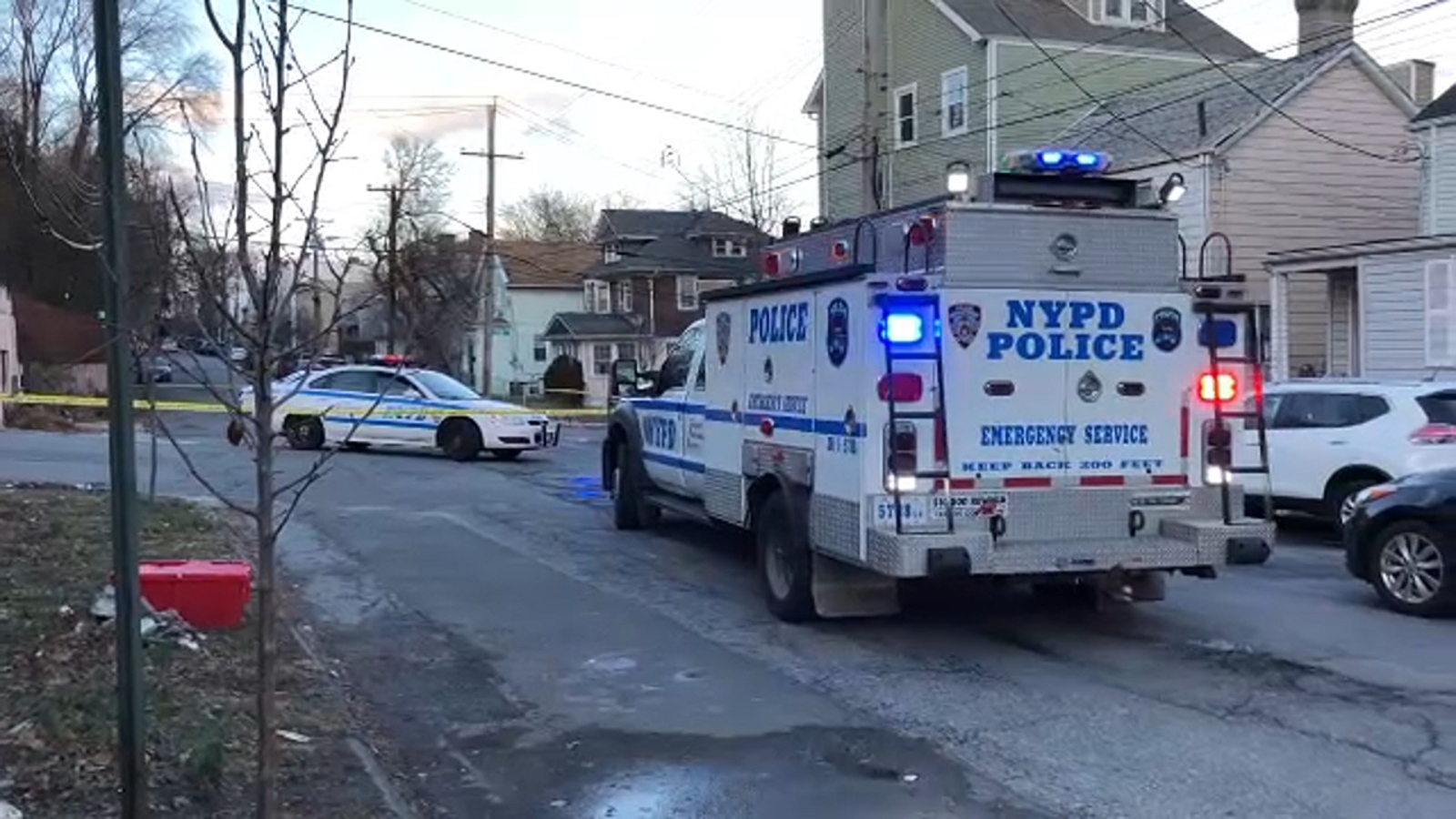 Woman, teen son struck by gunfire while driving in car on Staten Island - ABC7 New York