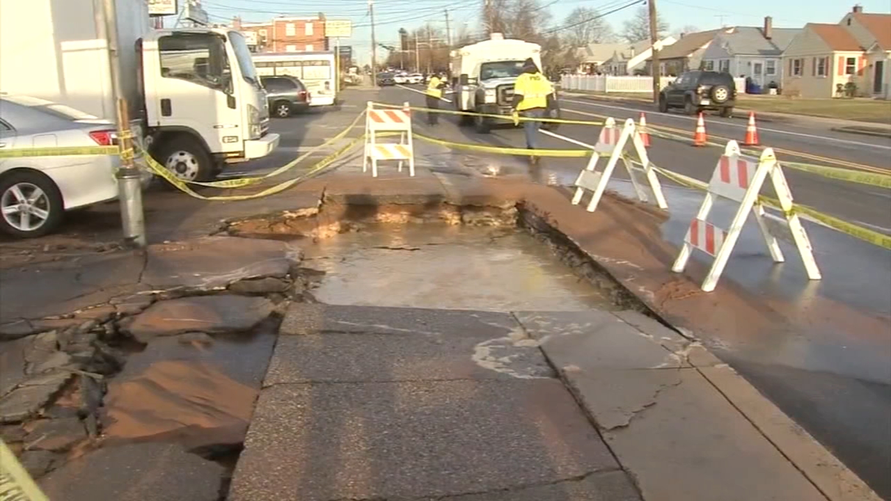 Water main break floods Northeast Philly intersection