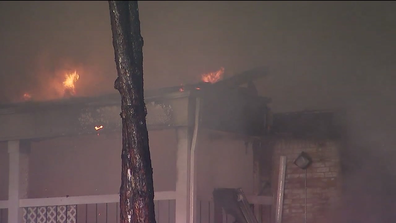 Massive fire engulfs apartment complex