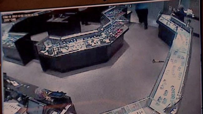Off-duty officer stops mall jewelry store heist from happening at ...