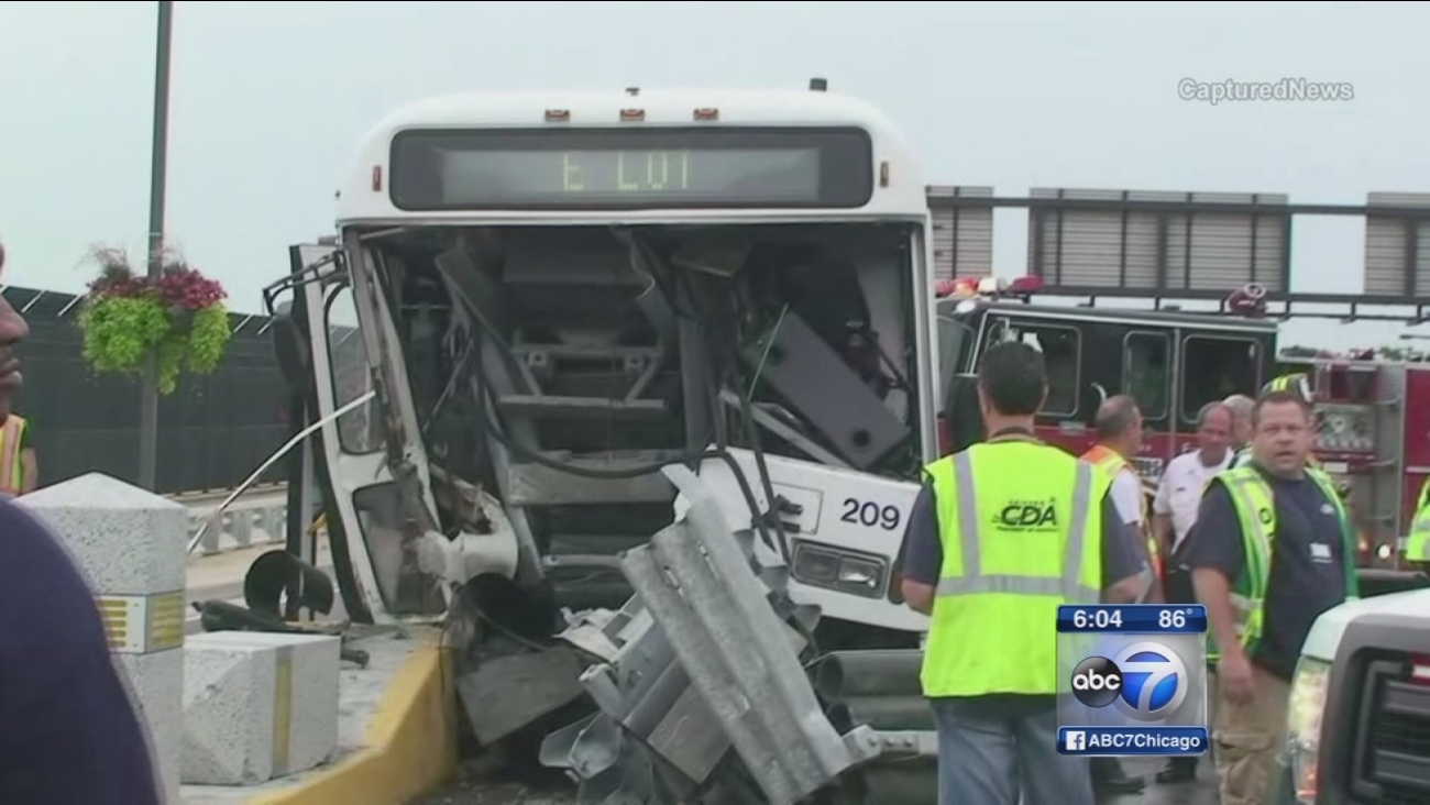 2 Chicago firefighters rescue female bus driver from crash