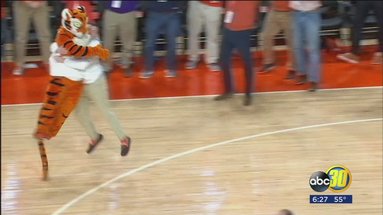 Basketball fan wins big money after impressive putt on court - ABC30 Fresno