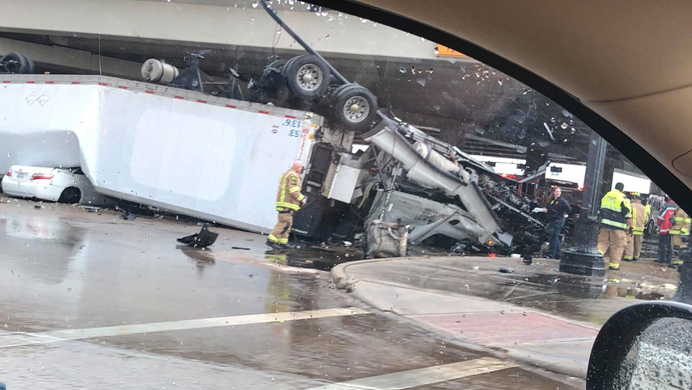 18-wheeler plummets off freeway in Sugar Land