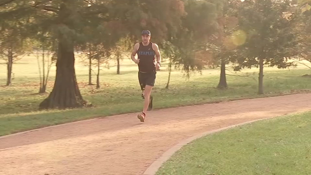 Despite losing leg to cancer, amputee continues running