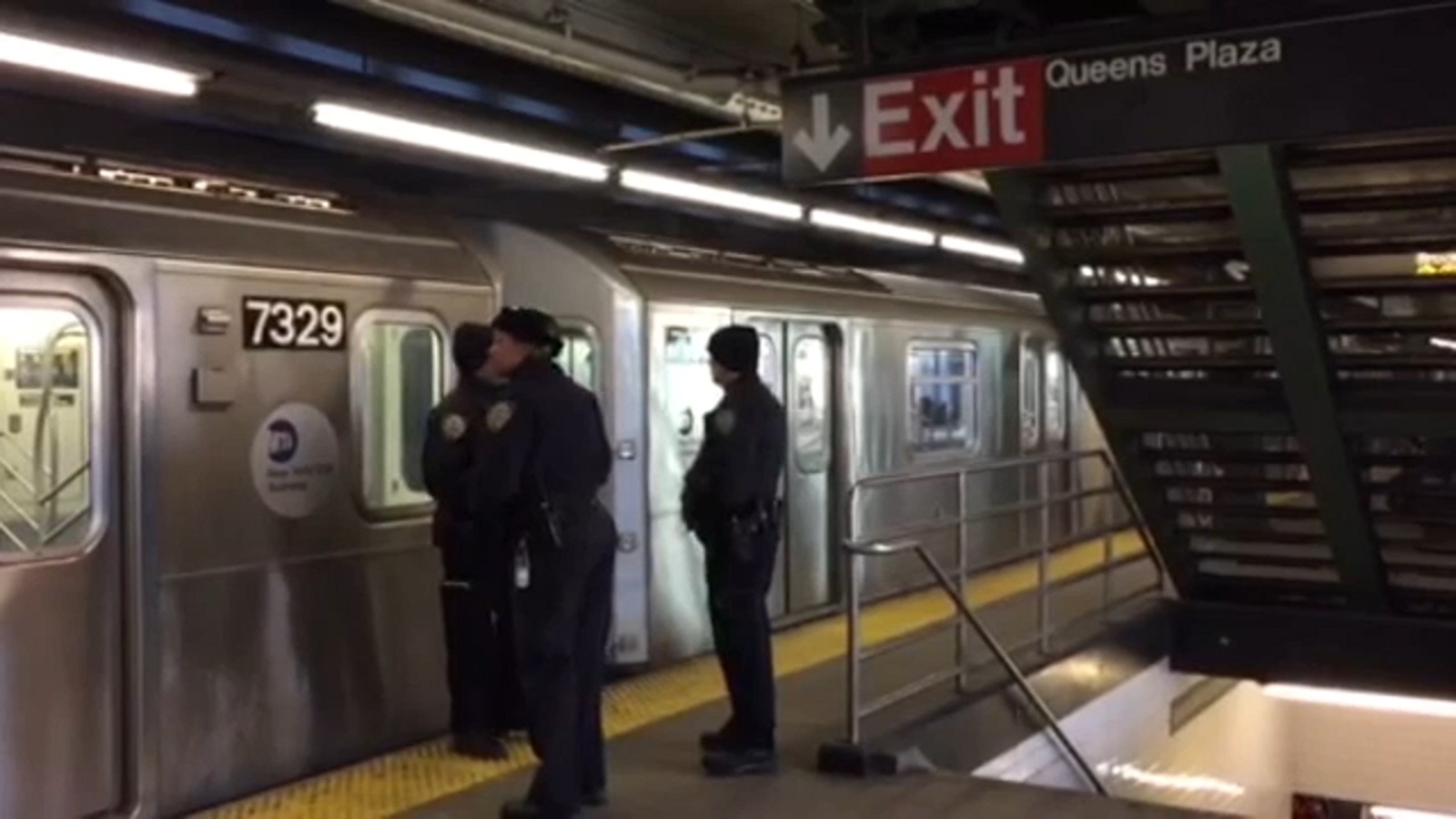 Police searching for attacker in subway slashing in Queens - ABC7 New York