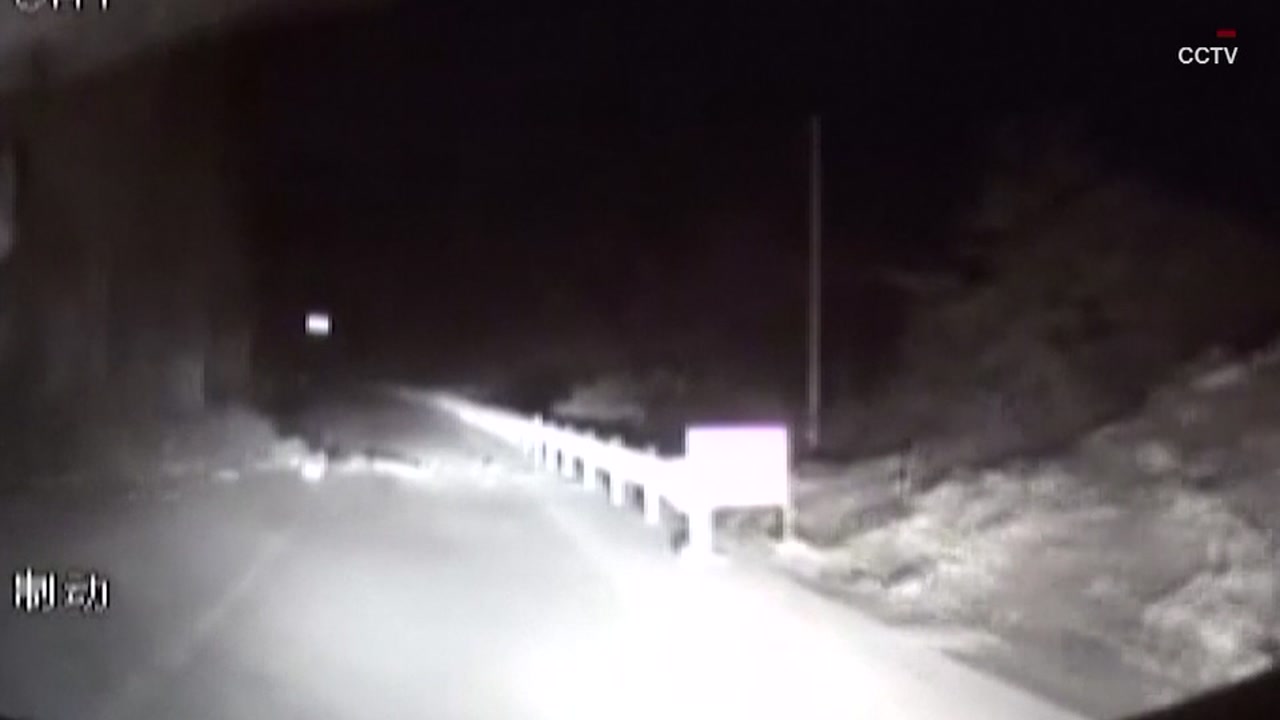 Bus driver saves 15 people from a sudden landslide