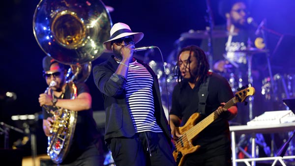 Philadelphia's The Roots performing at NFC Championship Game halftime ...