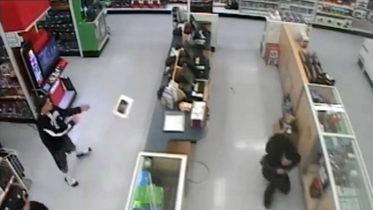 Video shows bold thieves robbing Santa Cruz toy store