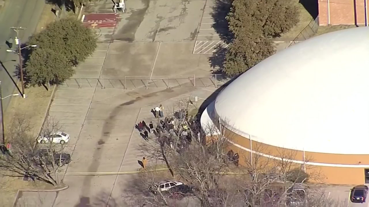 15-year-old girl injured, suspect in custody after shooting at Texas high school