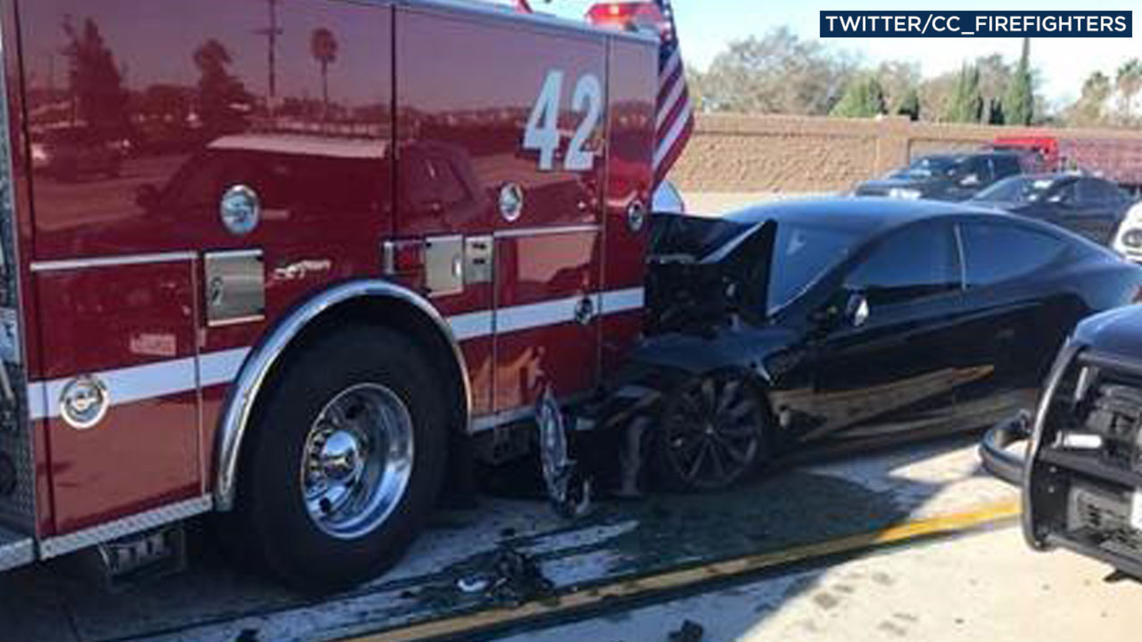 2 federal agencies investigate Tesla crash on 405 Fwy in Culver City ...