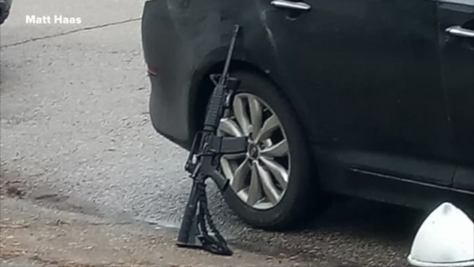 Officer goes viral after leaving rifle unattended at Ohio standoff