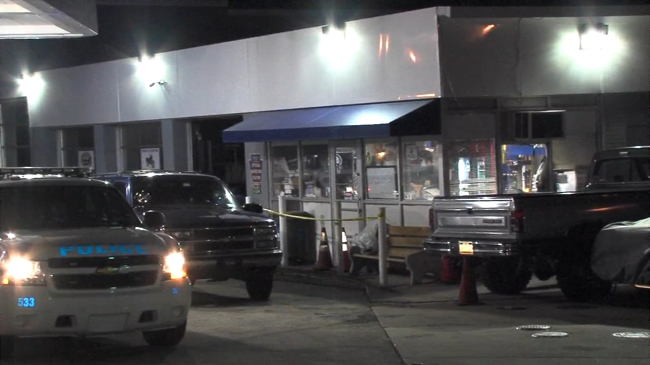 Police: Clerk shot during attempted robbery at Andorra gas station