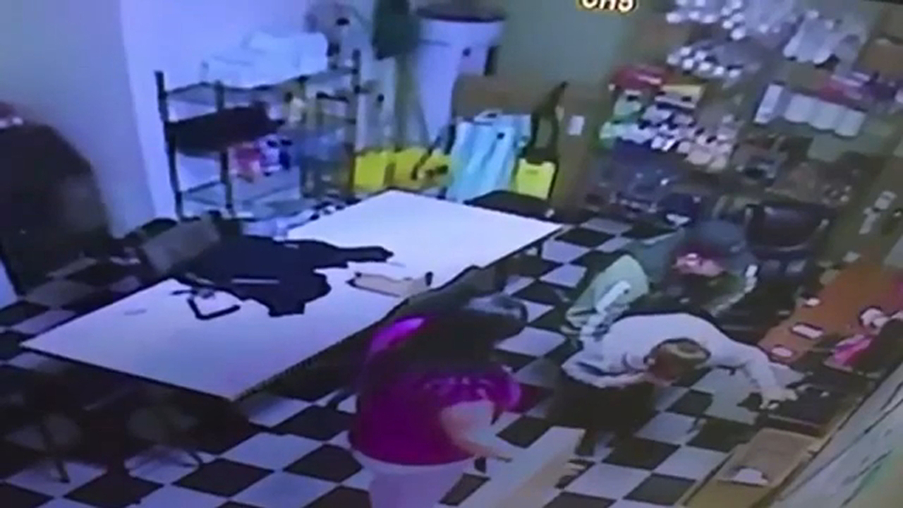 Deputy saves woman choking on chip