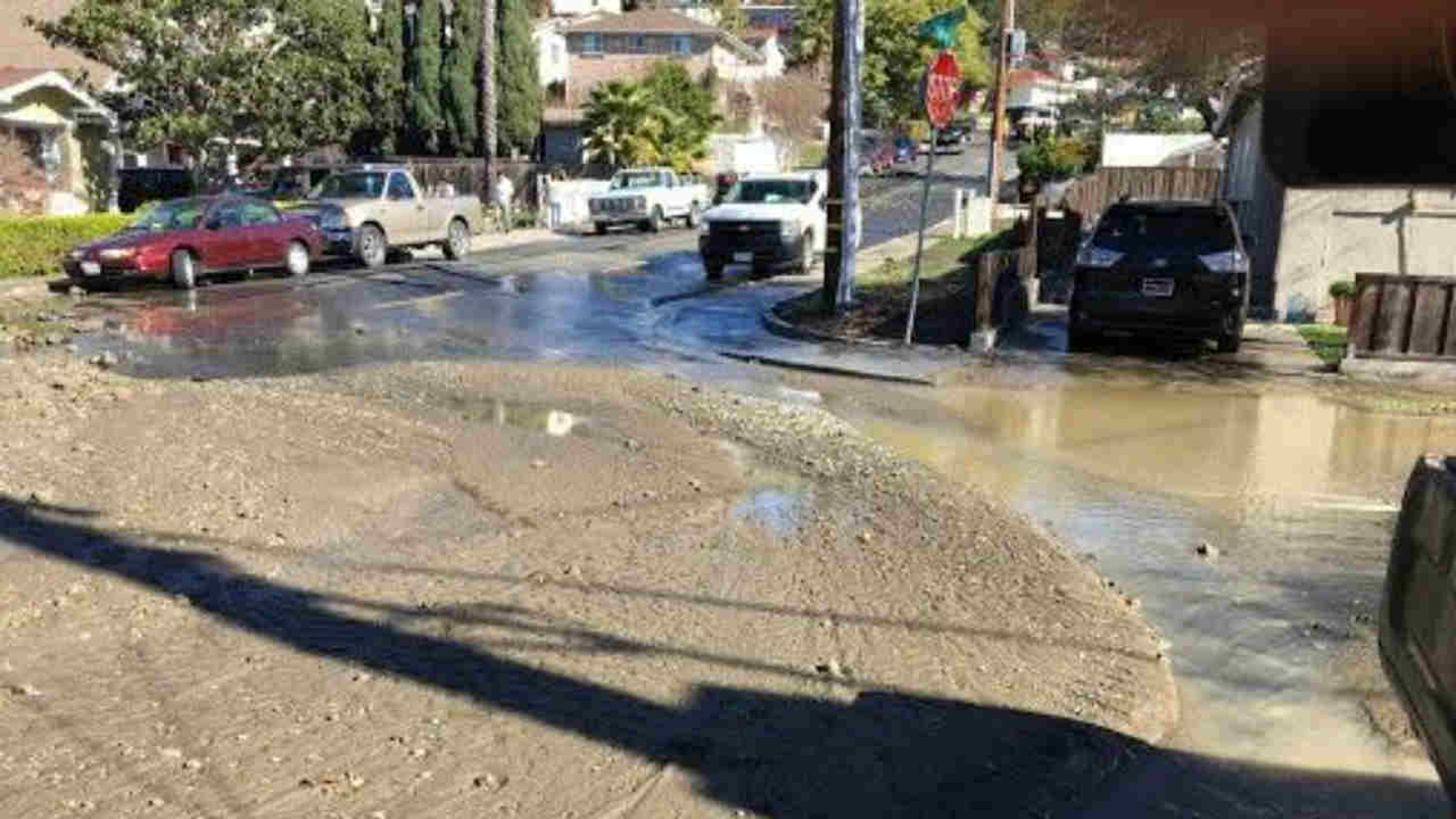 Water main break floods street, homes in Hayward ABC7 San Francisco