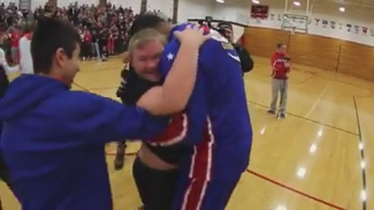 Teen sinks half-court backwards shot in front of Globetrotters star