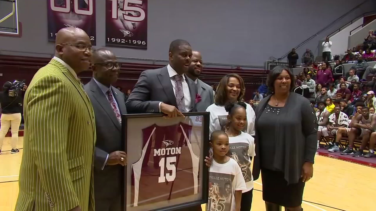 LeVelle Moton has jersey retired