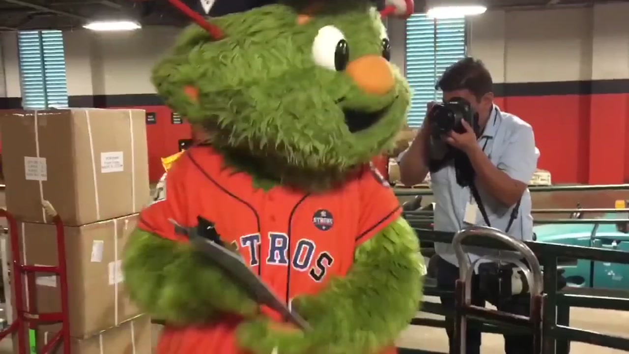 Astros loading truck to head to Spring Training