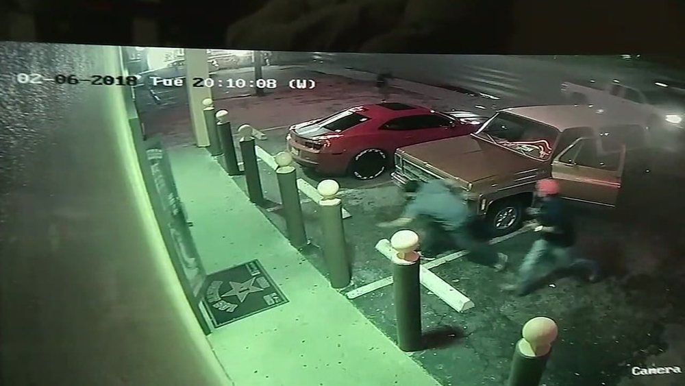 Father fights back after suspect tried to carjack them for 'swangas'