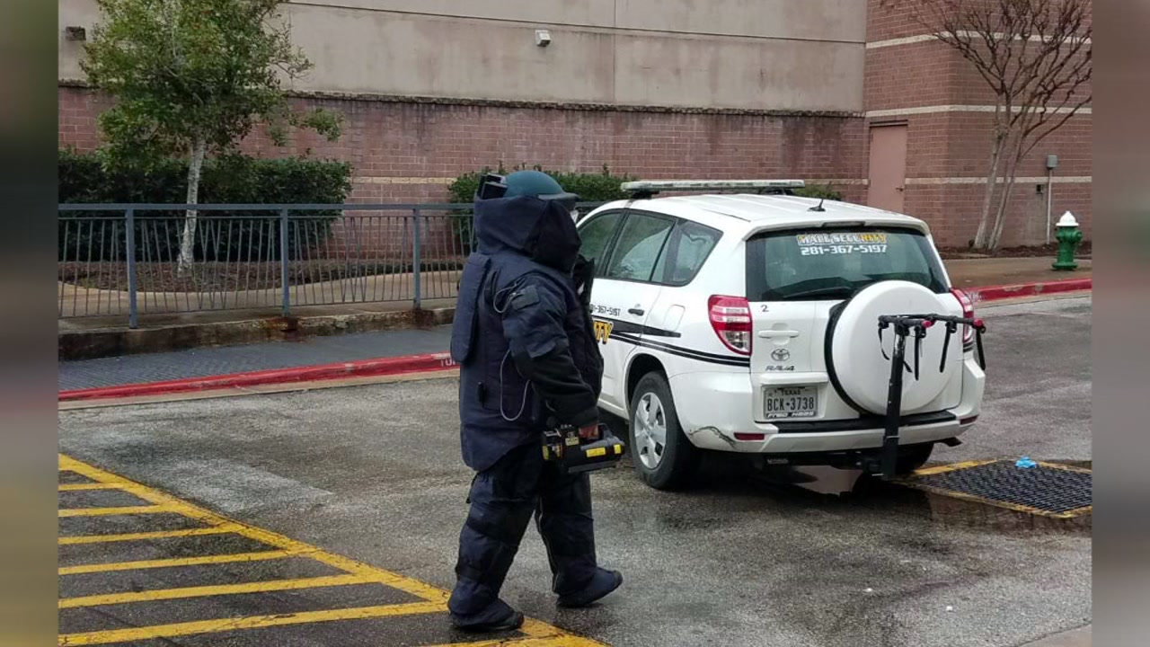 No threat after bomb squad investigates suspicious backpack found at