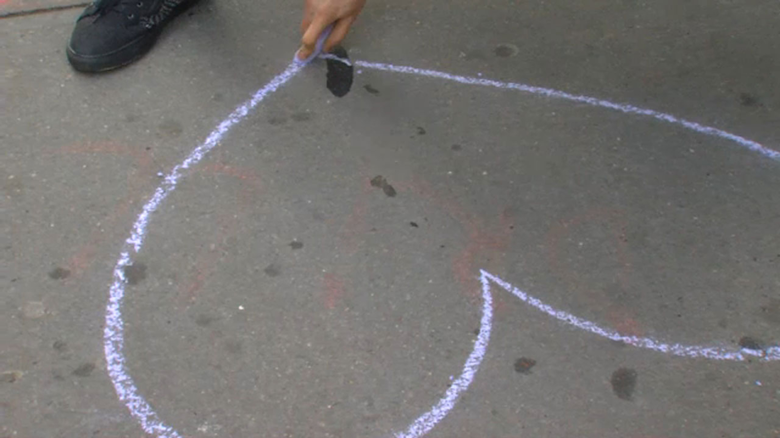 Street artist sprinkles Manhattan streets with hearts ABC7 New York