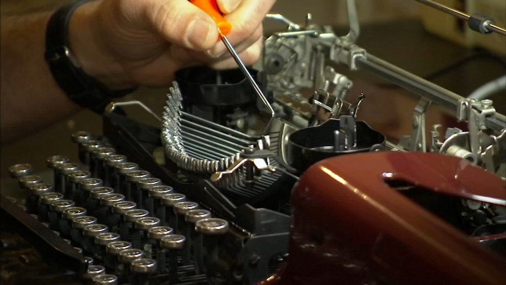 Art of Aging: Senior brings back the typewriter