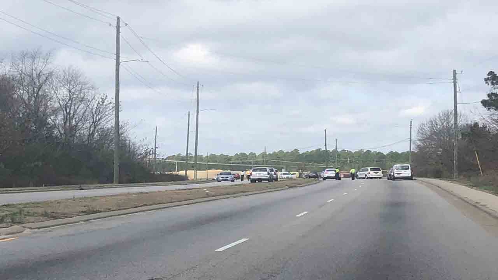 2 killed, 1 injured in car crash on Cliffdale Road in Fayetteville