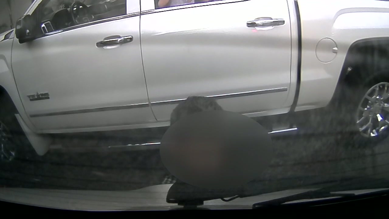 Driver says man claimed to be mechanic in 'wobbly' tire scam