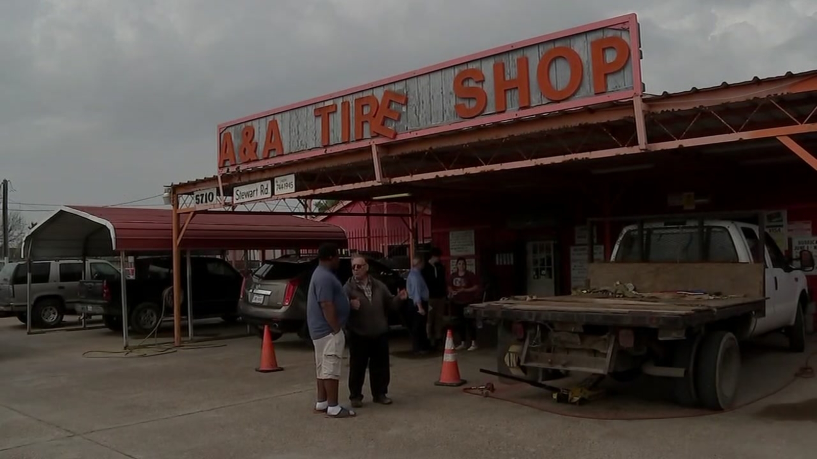 Daughter pleas for help after dad stabbed in throat at Galveston tire shop ABC13 Houston