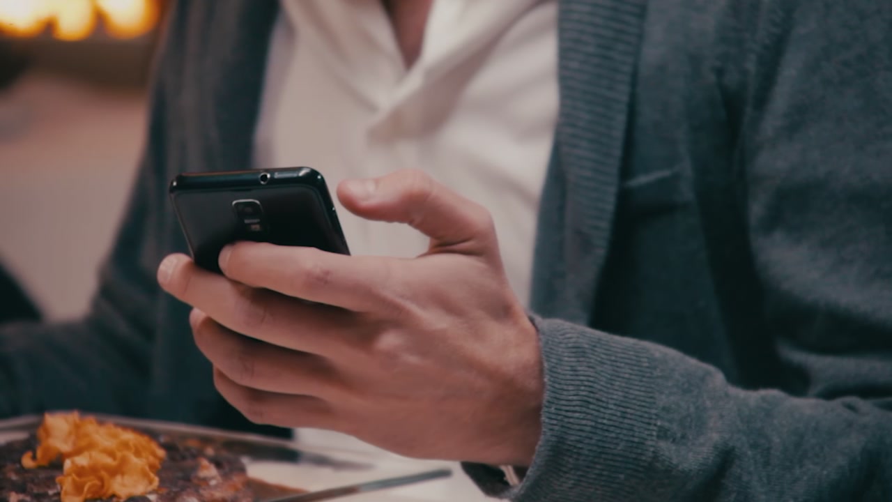 Son knocks out dad over dinnertime texting