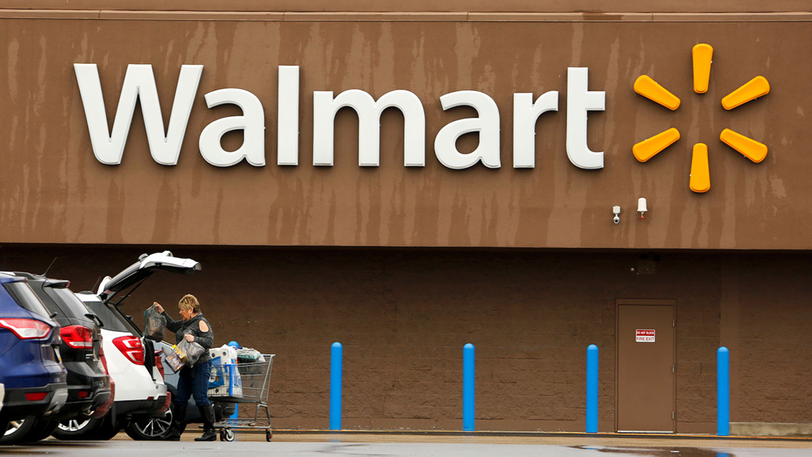 Walmart adds change to gun sales policy after move by Dick's Sporting