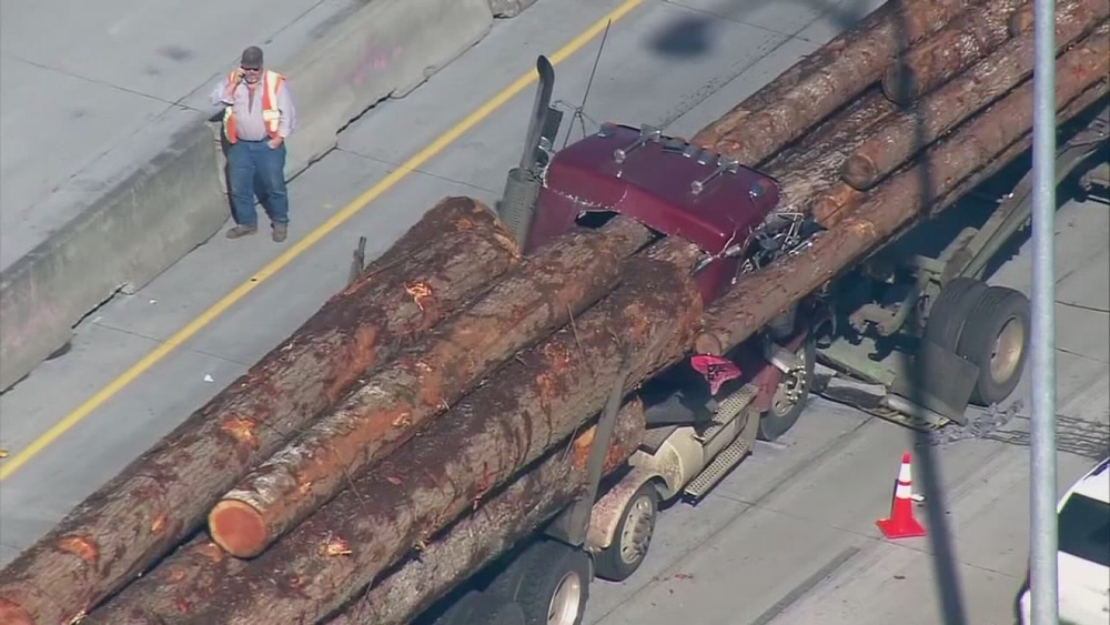 Driver severely hurt after 2 logging trucks crash in Washington