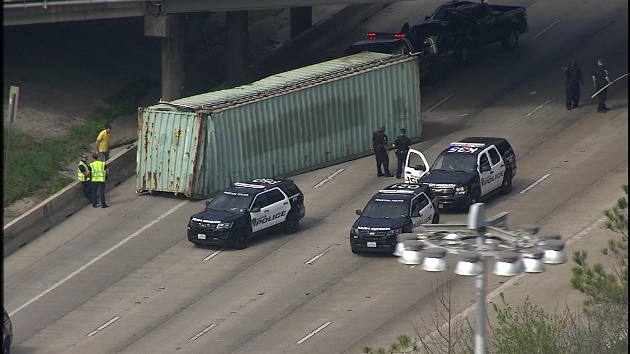 Big rig hits Houston Ave. bridge at I-10