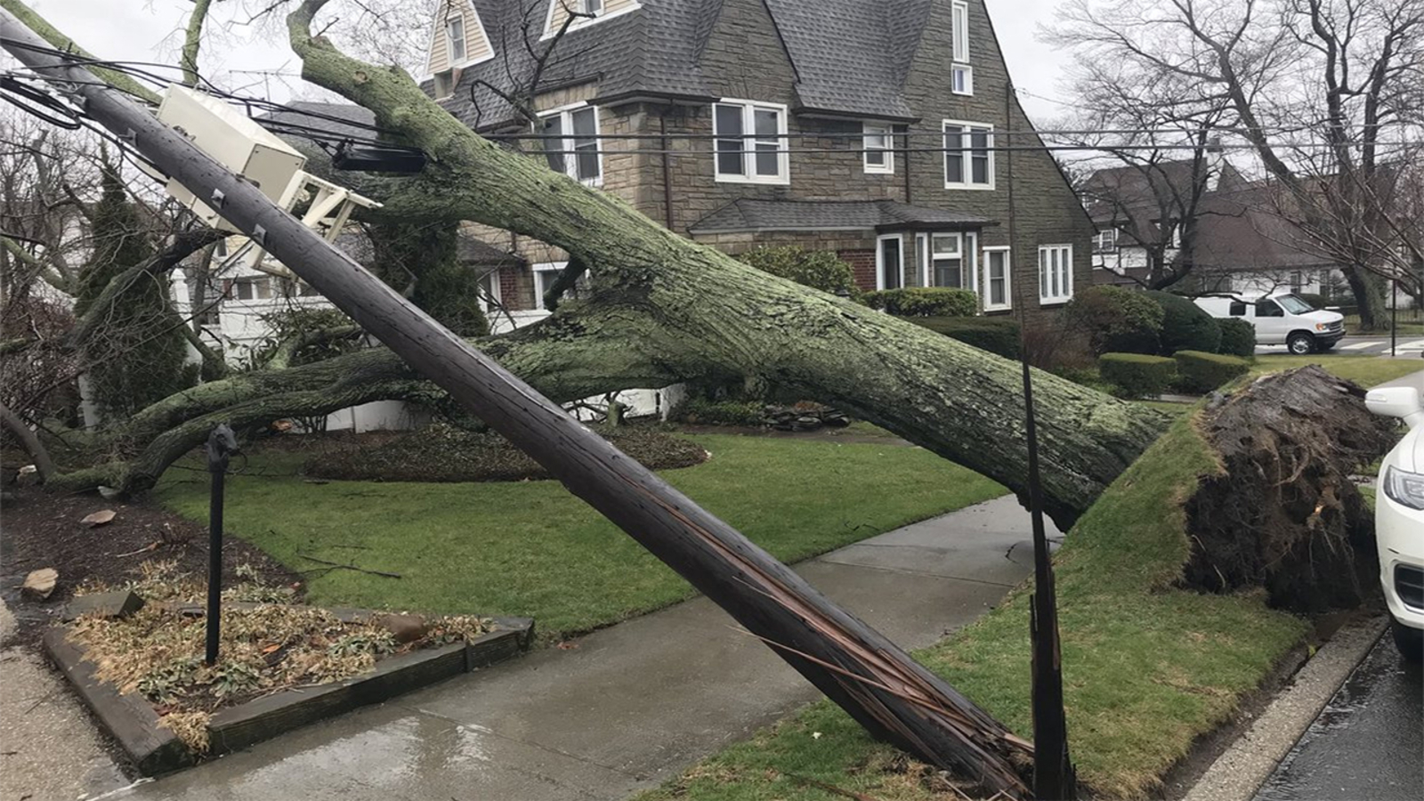 Tens of thousands still without power in aftermath of Nor'easter - ABC7 ...