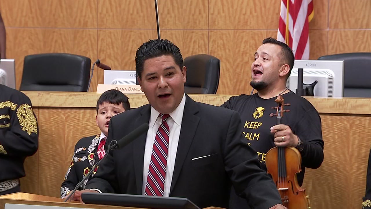 Former Houston ISD superintendent Richard Carranza singing