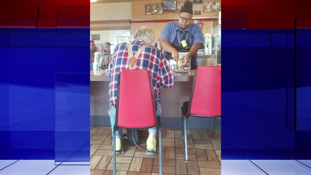 Teen Waffle House worker captured on camera in an act of kindness