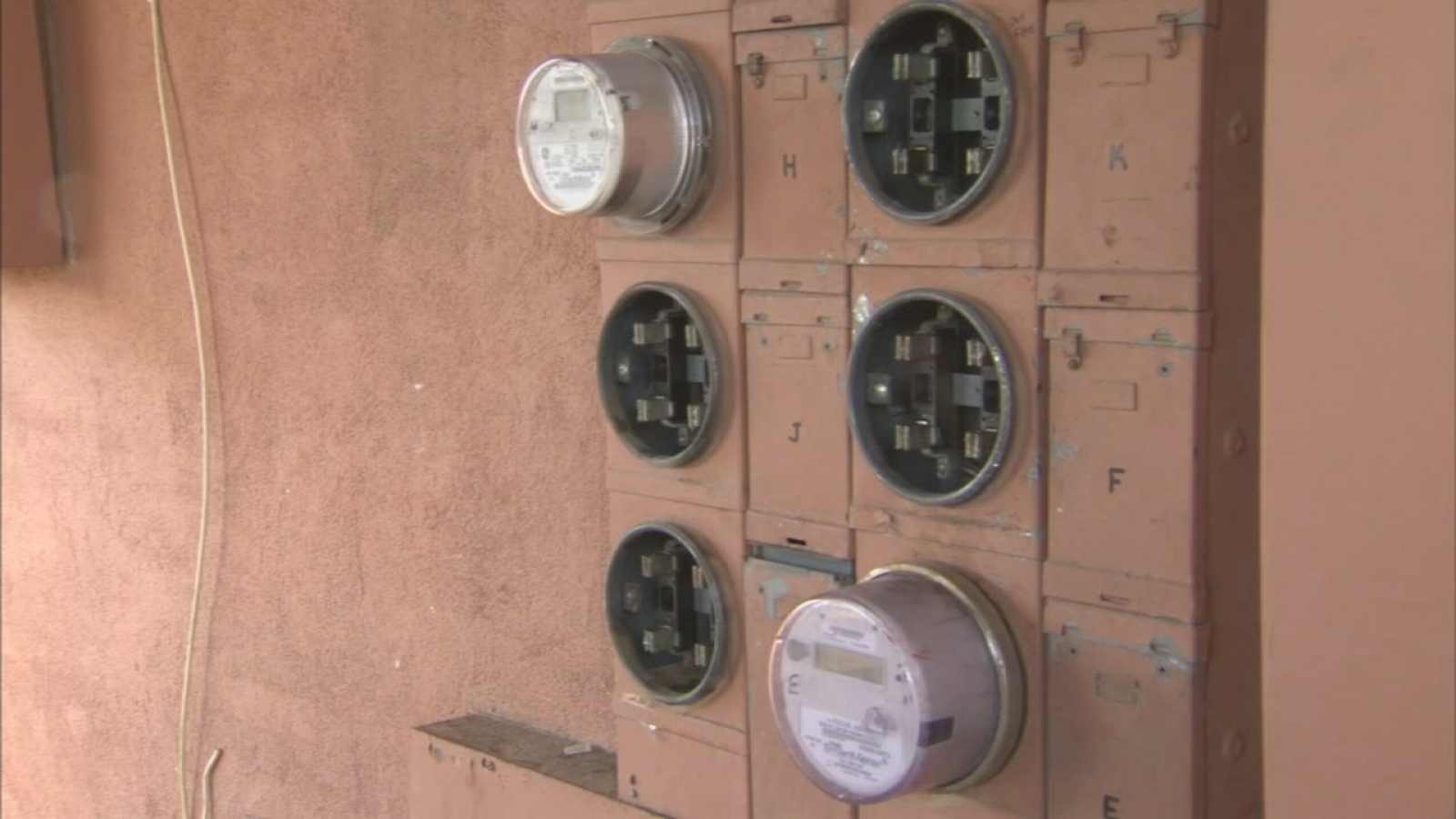 PG&E visits Valley neighborhoods perform in routine gas meter