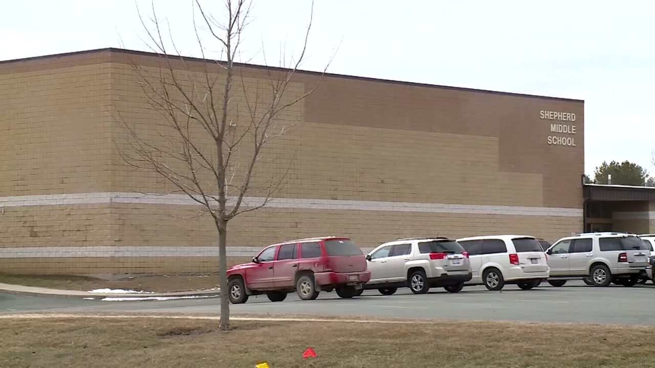 Gym class finds loaded gun left by sheriff in locker room