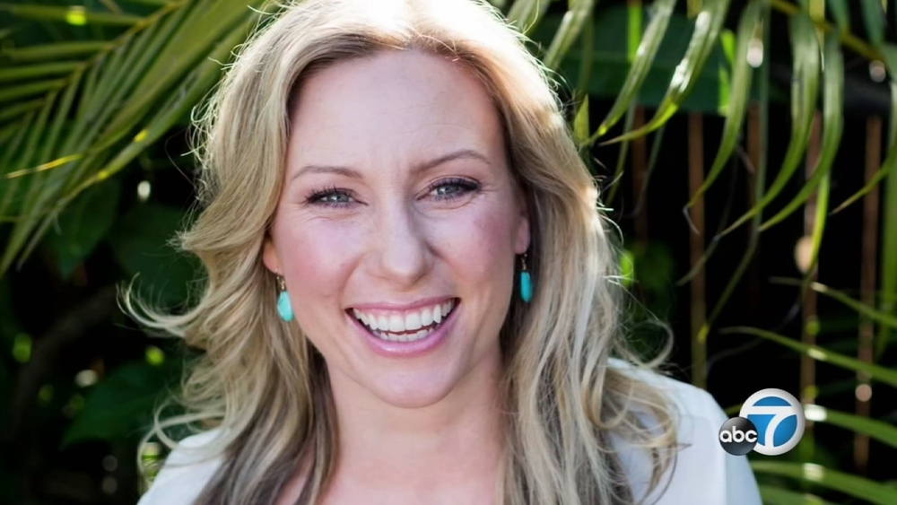 Minneapolis officer who fatally shot Australian woman turns self in