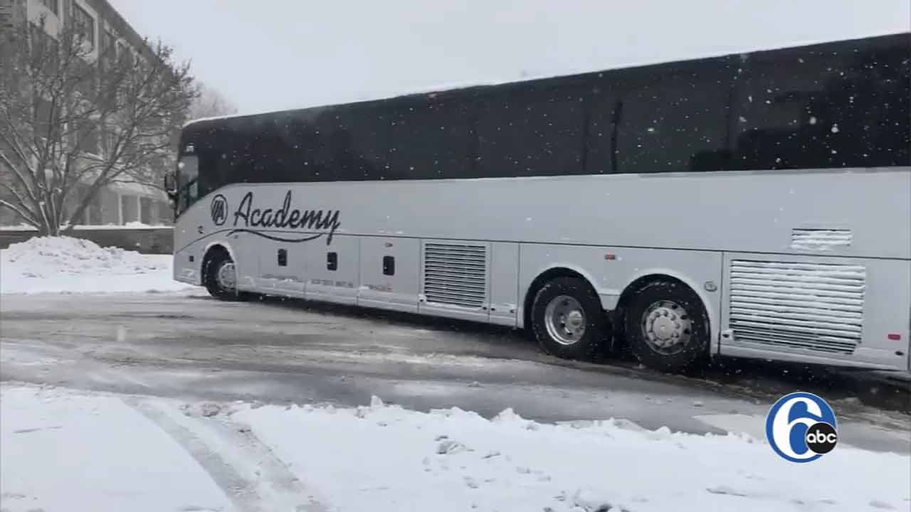 RAW VIDEO: Villanova Basketball team's bus stuck in snow