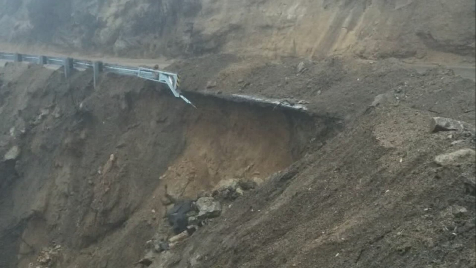 Highway 190 past Springville closed all weekend due to a mudslide