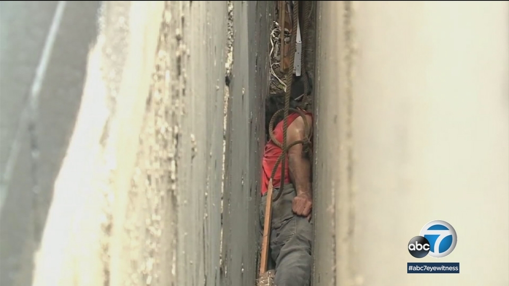 VIDEO: Man gets trapped between 2 buildings in Hawaii