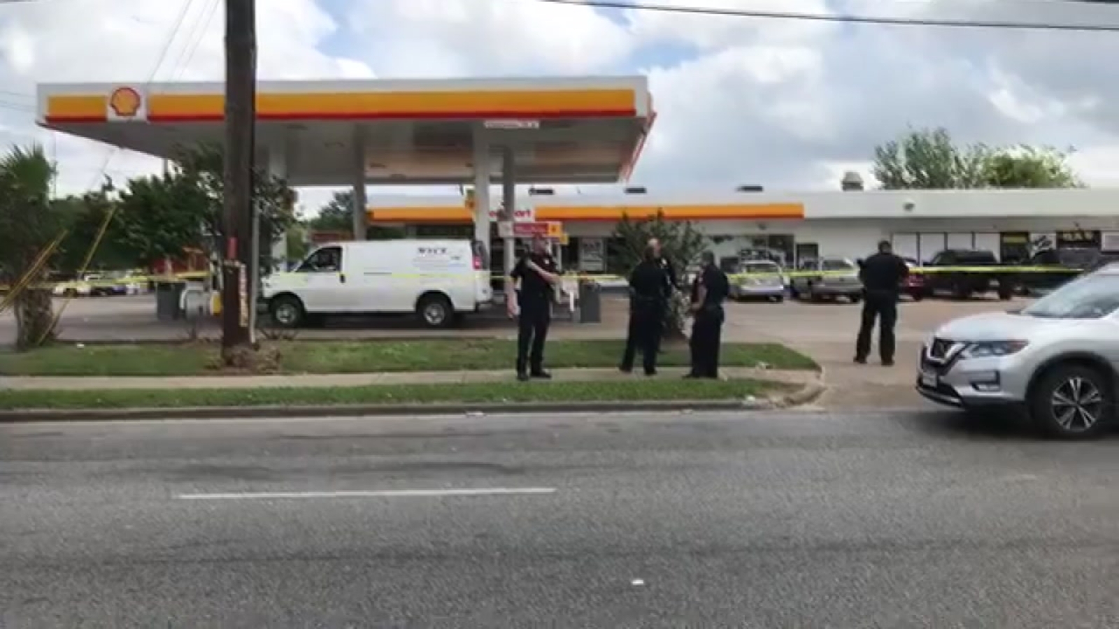 Shooters on the run after injuring man and child at gas station in SE