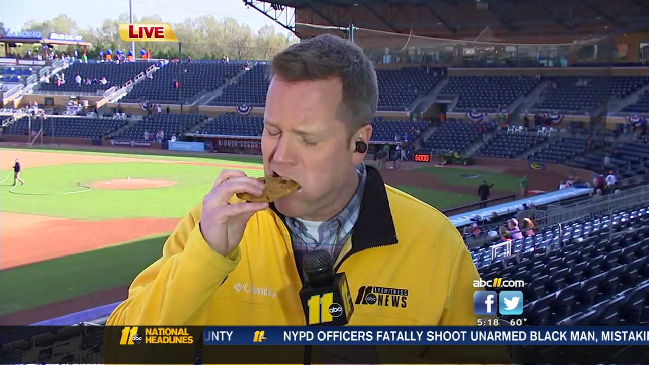 Mark Armstrong eats at Bulls game