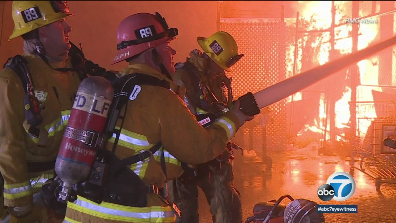 VIDEO: North Hollywood residents help evacuate burning building